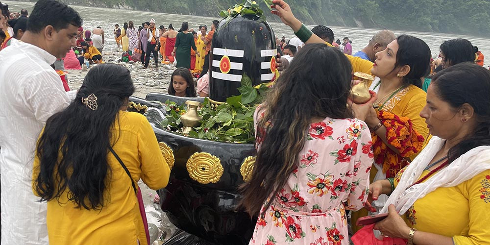 शिवालयमा भक्तजनको भीड